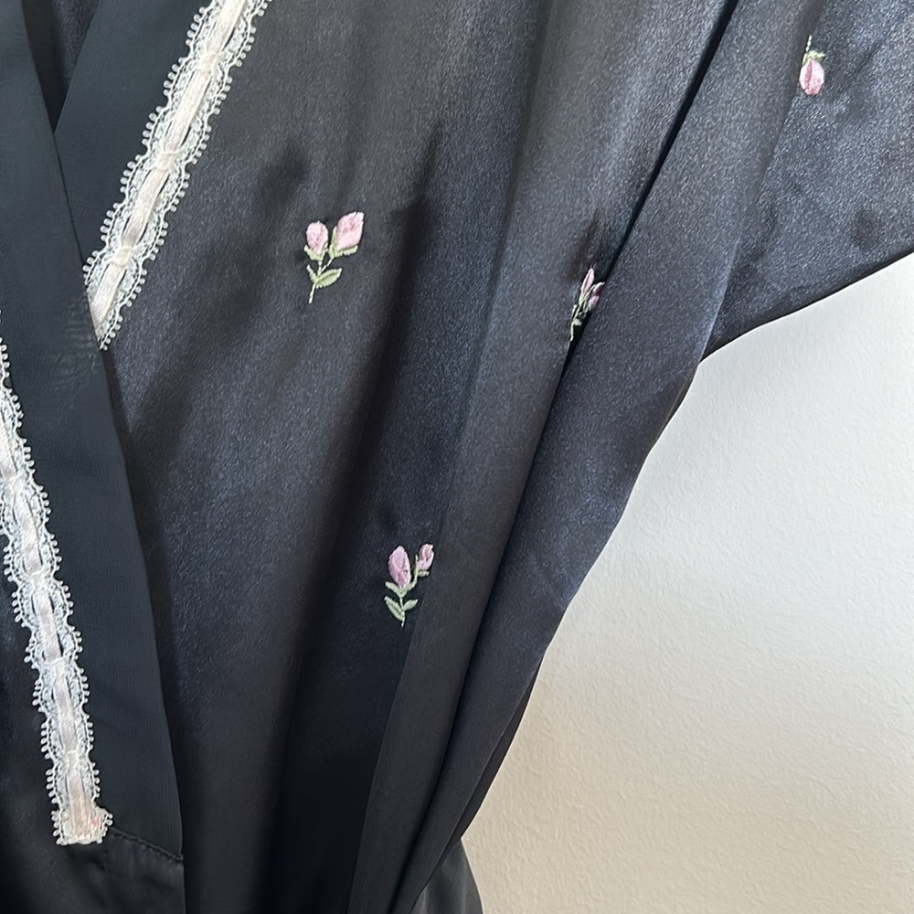 Morgan Taylor Intimates Rose‎ Embroidered Short Sleeve Robe - Size S/M
